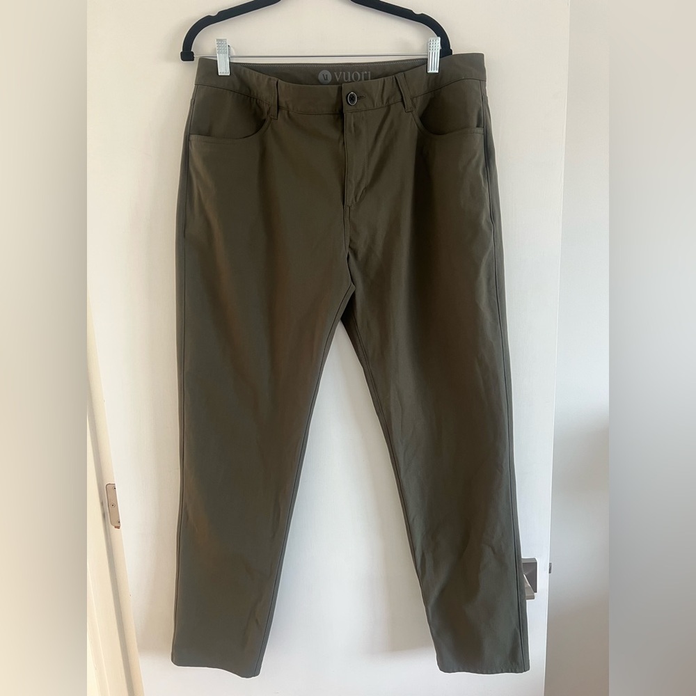 Vuori men’s meta pants in dark oregano | size 36